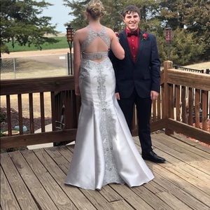 Morri Lee prom dress size 6. Only worm once for prom and in perfect condition.